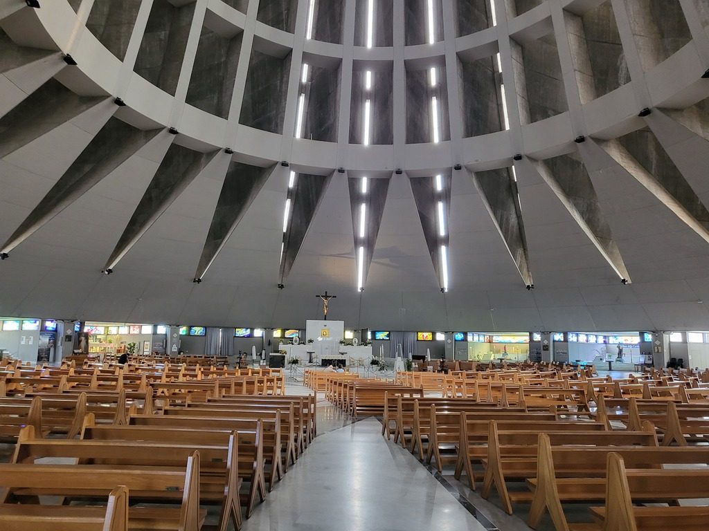 L'interno del Santuario della Madonna delle lacrime a Siracusa