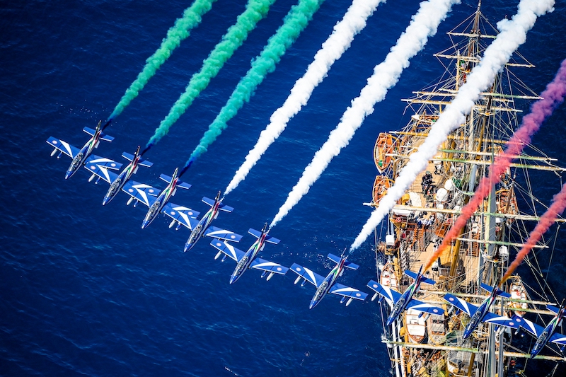 Amerigo Vespucci in mare con le Stelle Tricolore attraversano i cieli di Genova