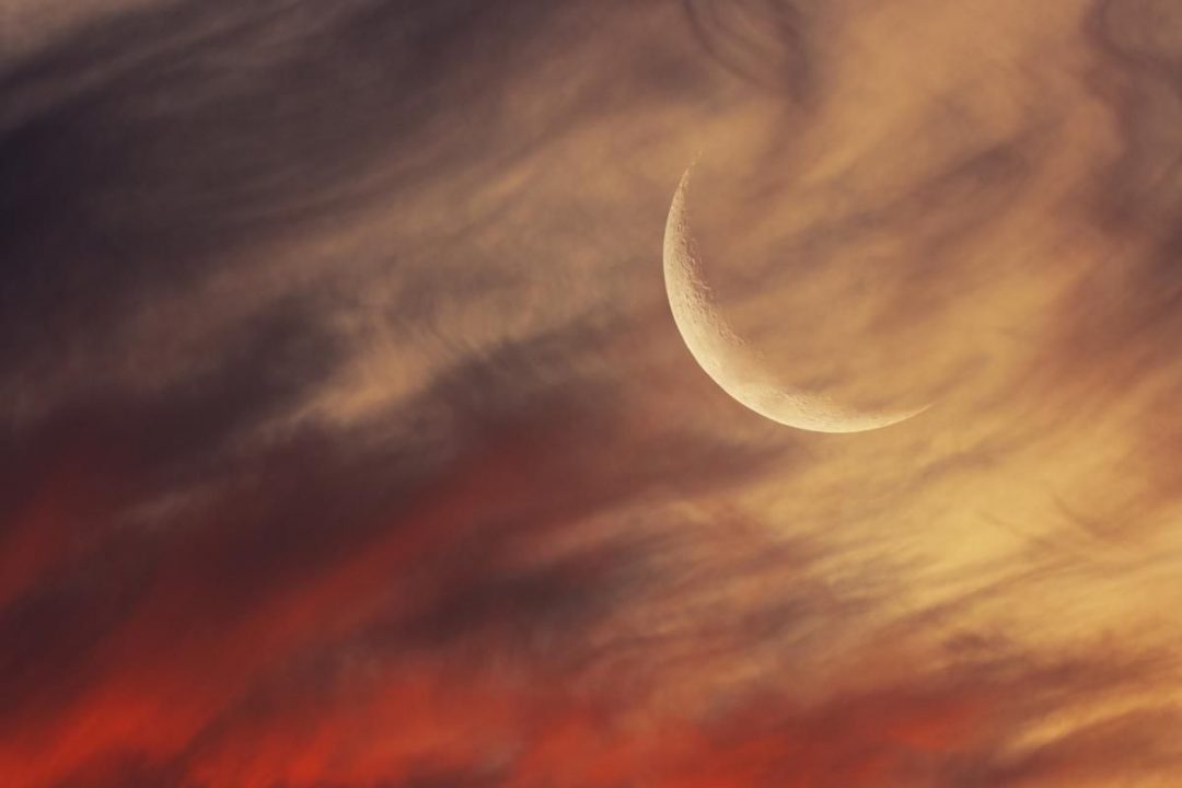 Crescent Moon in a Magical Sunset di Eduardo Schaberger Poupeau