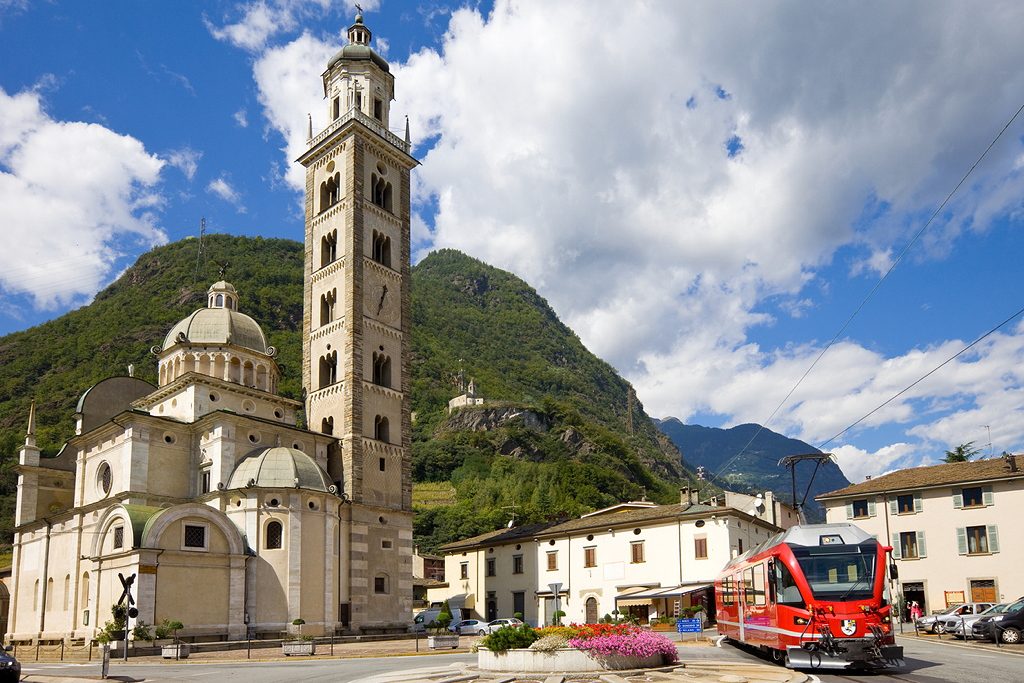 santuario della Madonna di Tirano e il trenino rosso del Bernina