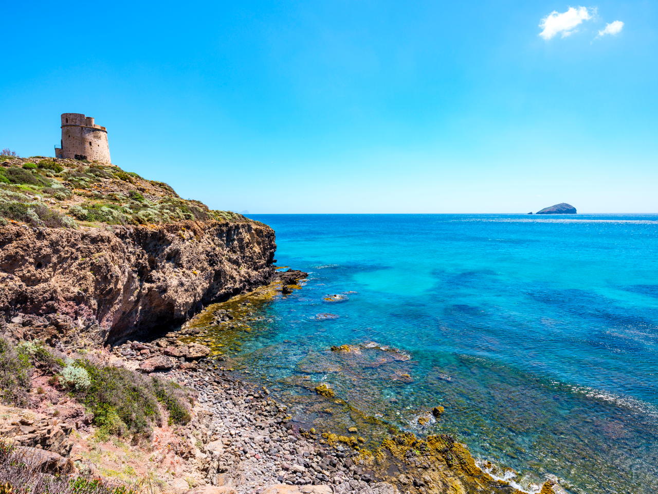 Scogliera con Torre Cannai nella penisola di Sant'Antioco in Sardegna © iStock