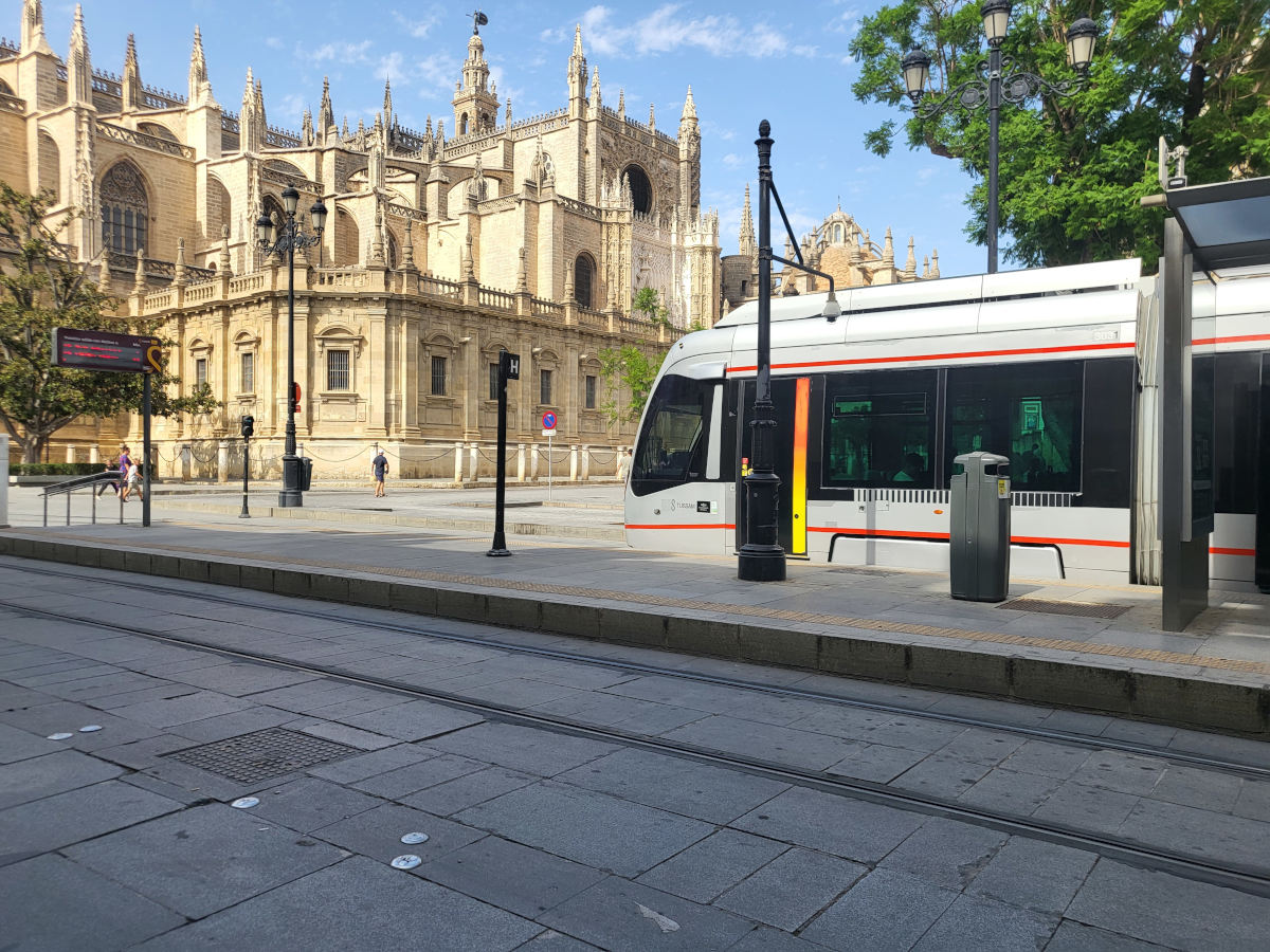 Tram davanti cattedrale Siviglia