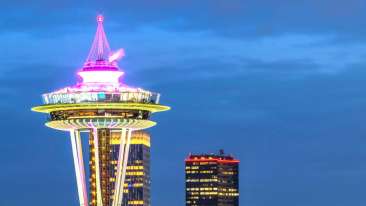 Cosa vedere a Seattle veduta notturna di Downtown con lo Space Needle architettura simbolo di Seattle