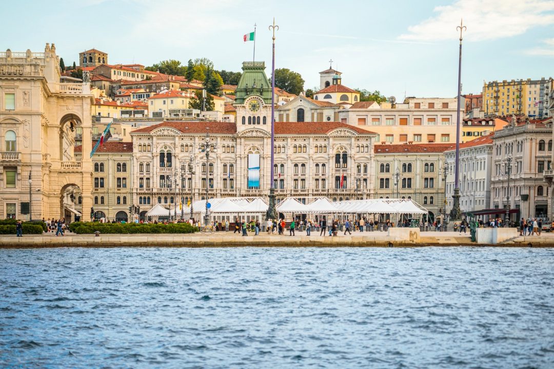 Trieste, passeggiare per le piazze e per il molo