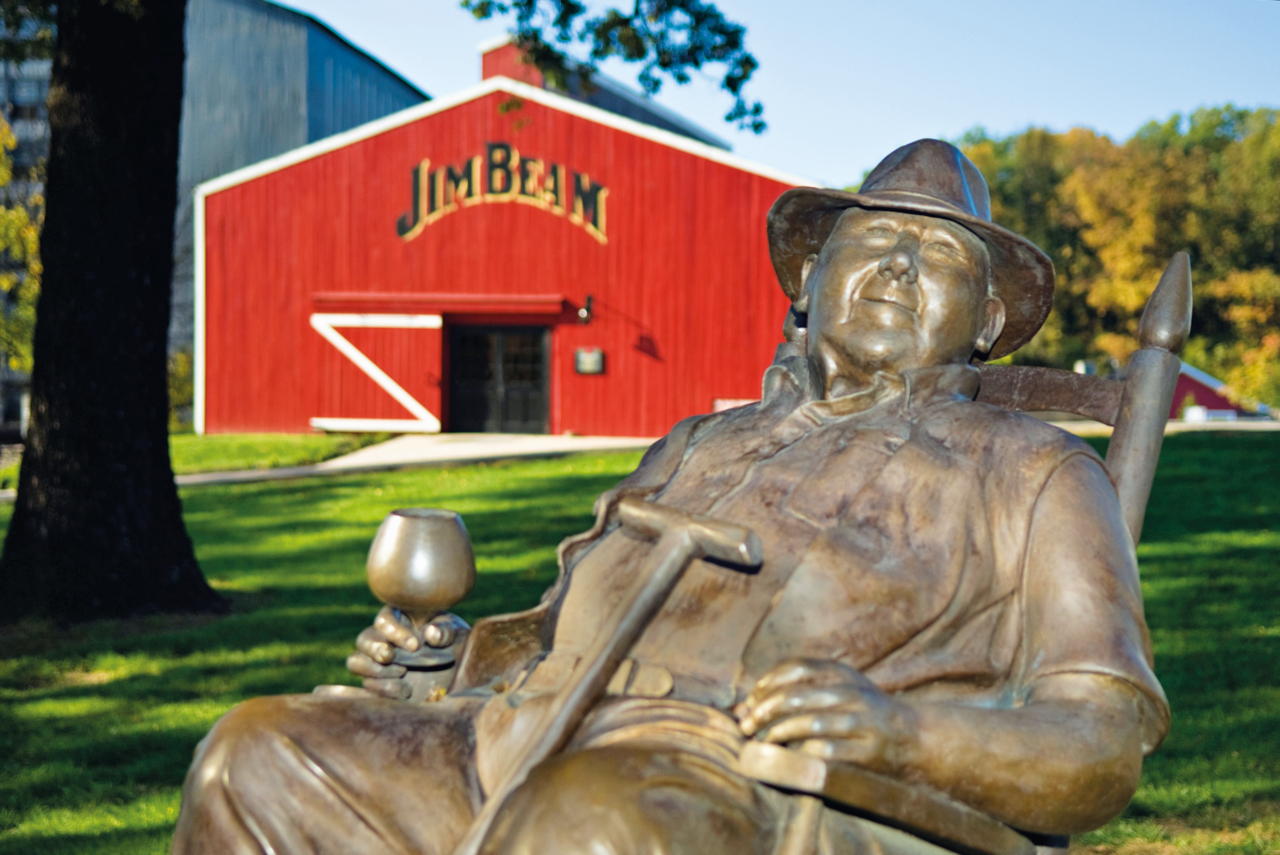 Clermont Kentucky statua in bronzo di Jim Beam davanti alla sede dello storico produttore Jim Beam