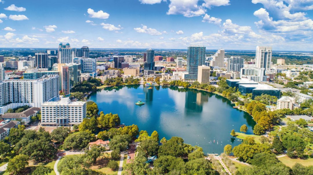 skyline di Orlando riflesso nel Lake Eola, Florida, USA