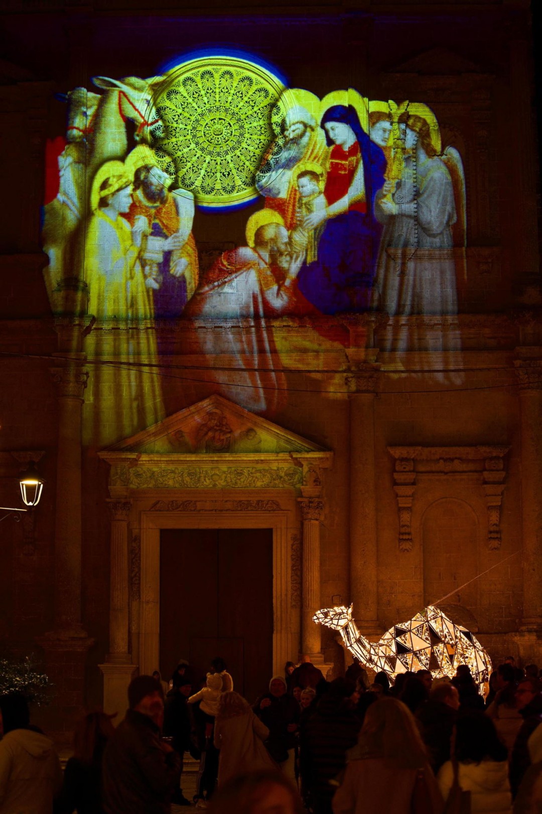 videoproiezione luminosa facciata chiesa di Fasano