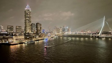 Crociera MSC Mare del Nord Una veduta notturna di Rotterdam con l'Erasmus Bridge