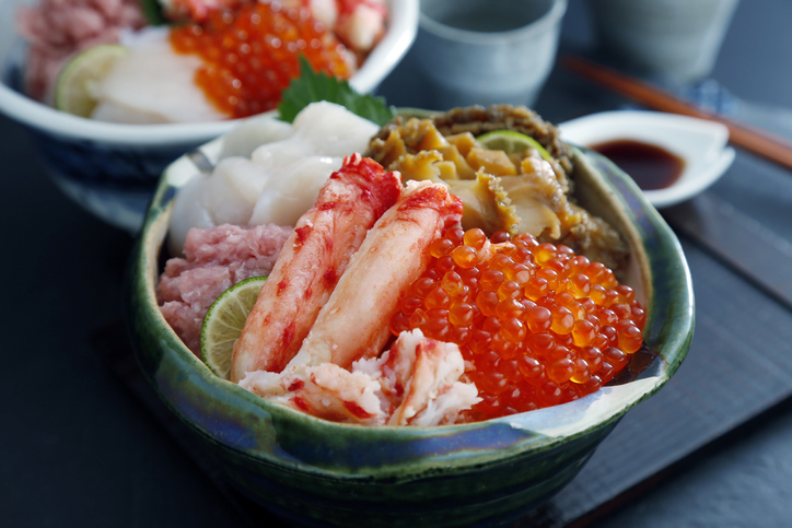 Pesce e frutti di mare serviti su riso