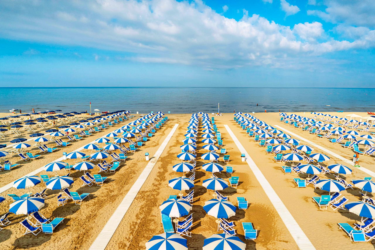 Distesa ombrelloni spiaggia di Forte dei Marmi Versilia Toscana