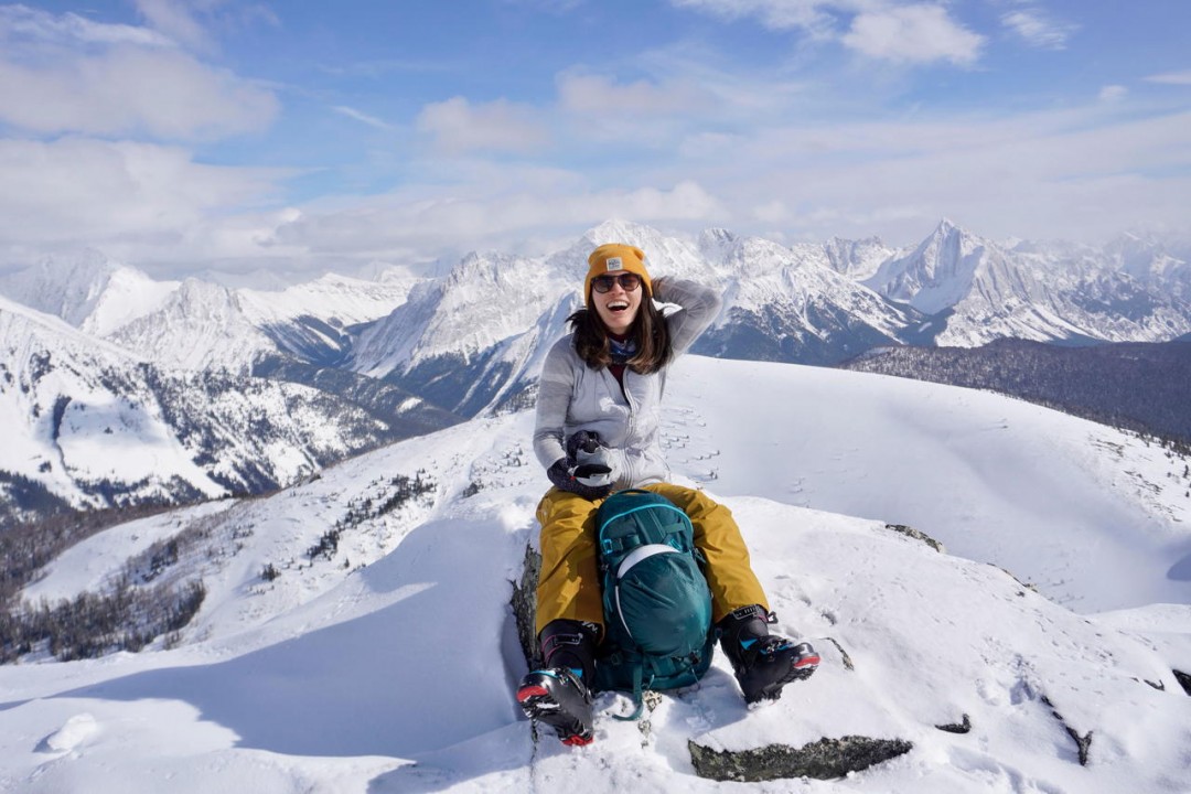 donna in montagna felice sulla neve