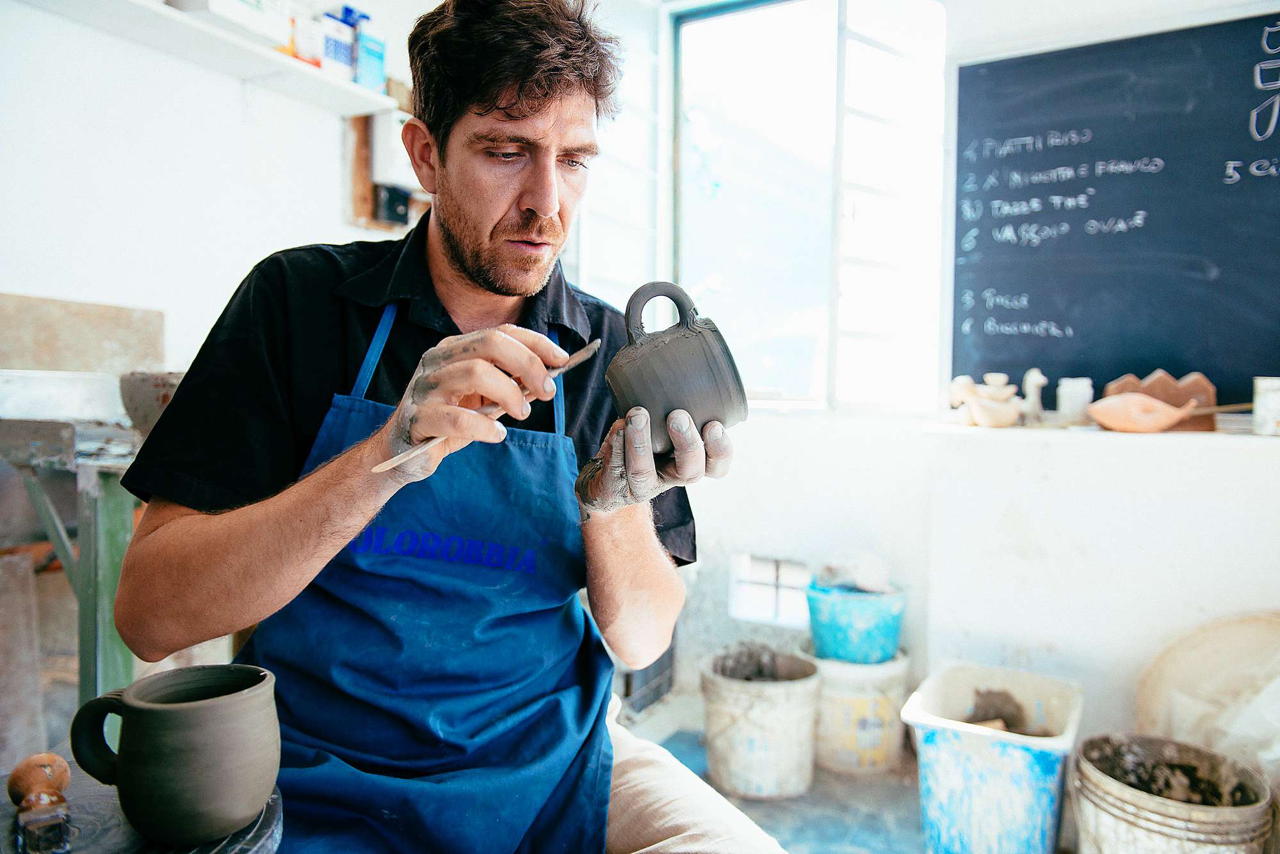 Stefano Gambogi artigiano toscano crea ceramiche atelier Rosso Ramina