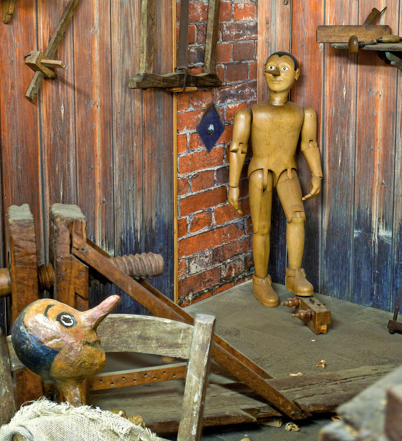 Il burattino Pinocchio nel Parco di Collodi