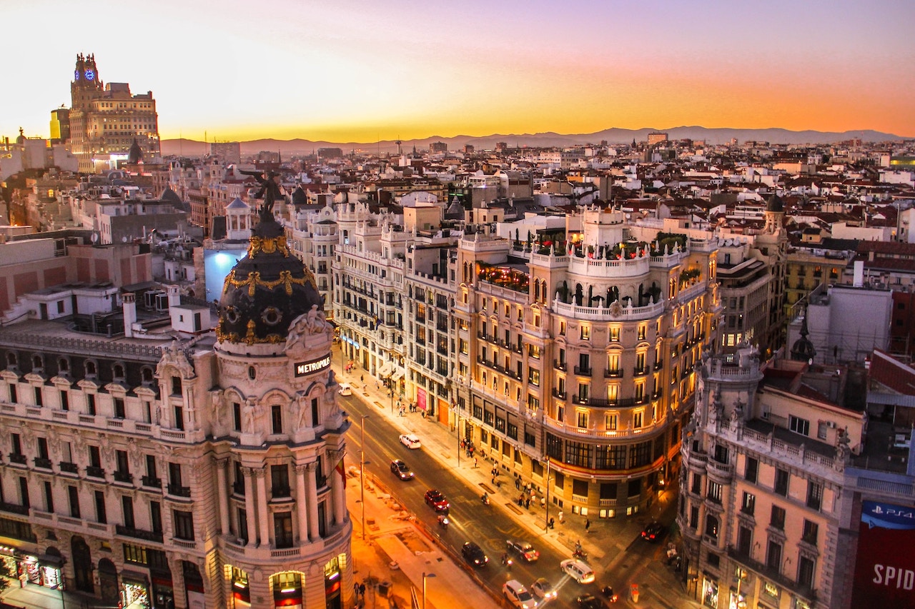La Gran Via di Madrid al tramonto