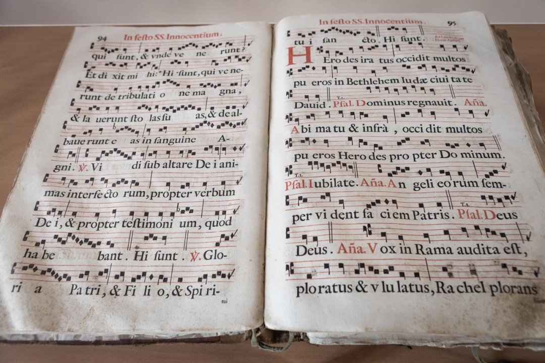 Antico libro nel Museo Arte Sacra nel Palazzo Antic Seminario Lecce