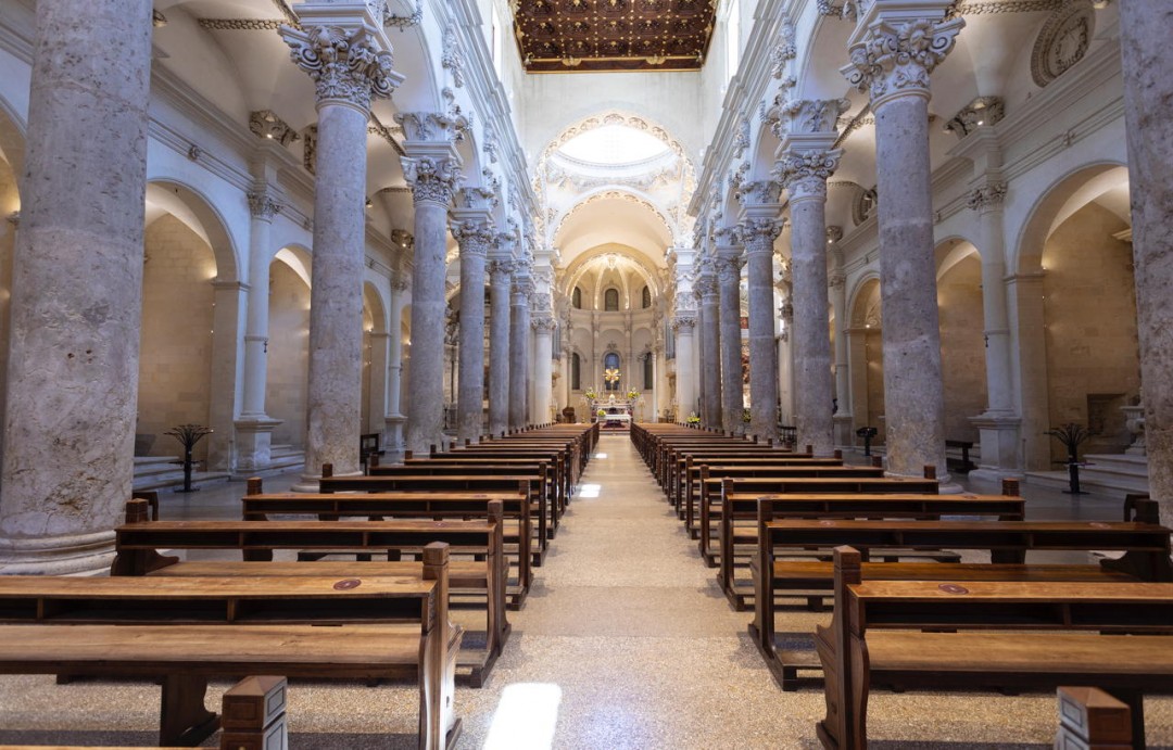 Basilica Santa Croce Lecce capolavoro barocco altare e colonne