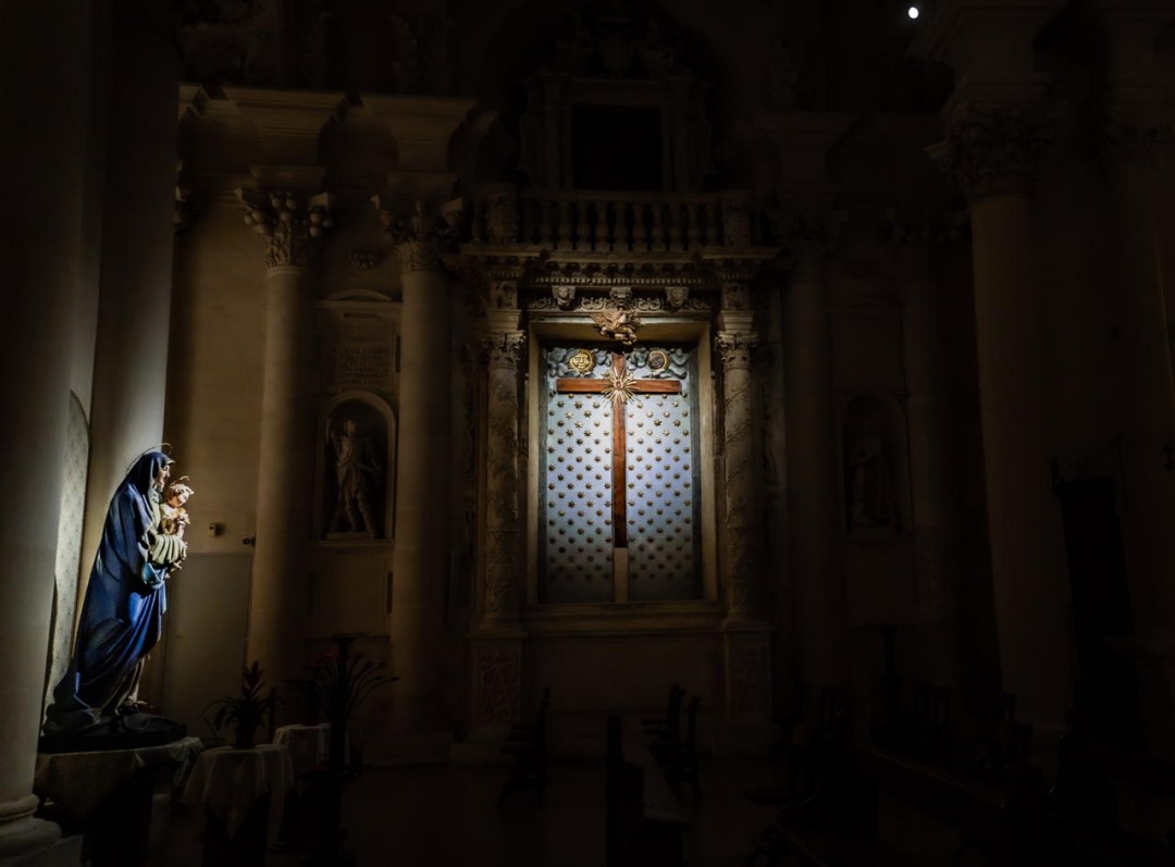 Basilica Santa Croce Lecce capolavoro barocco crocifisso illuminato duante la visita Misteri di Santa Croce
