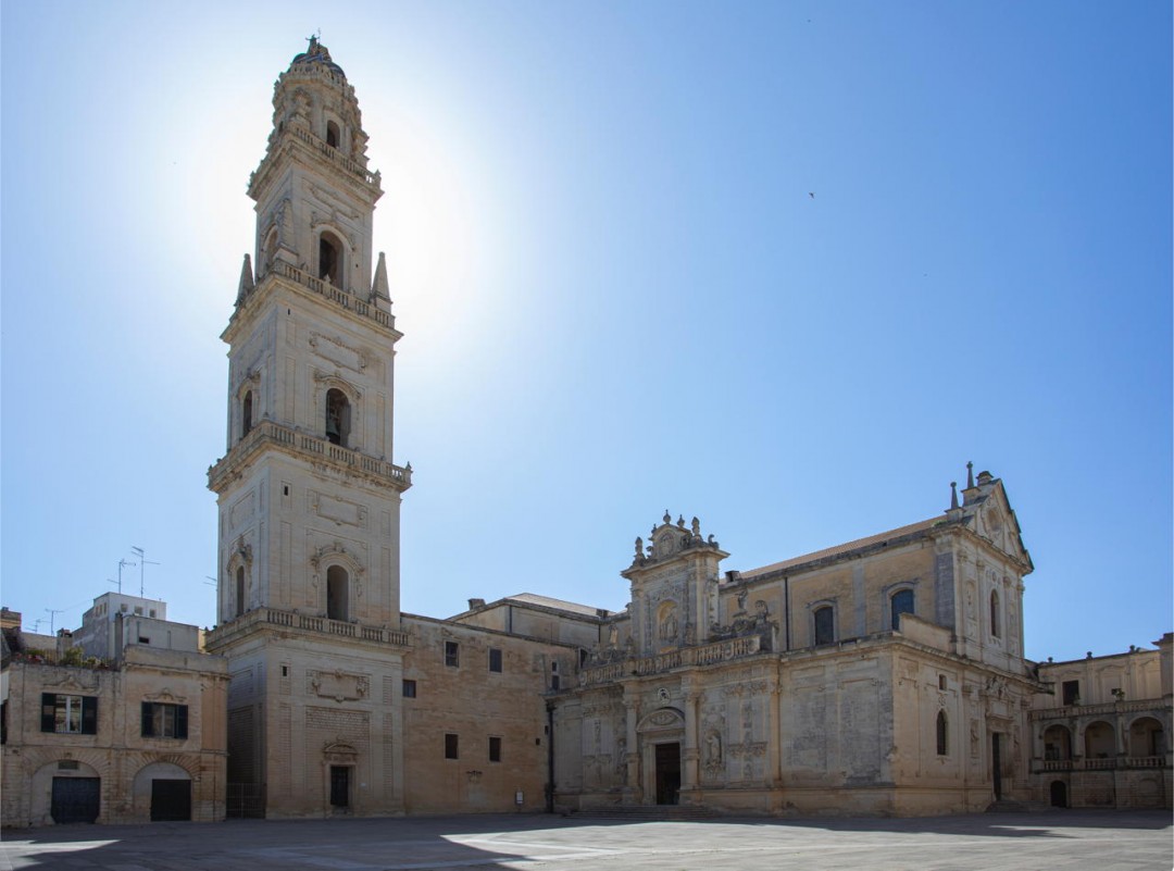 Campanile accanto al Duomo di Lecce nella piazza omonima