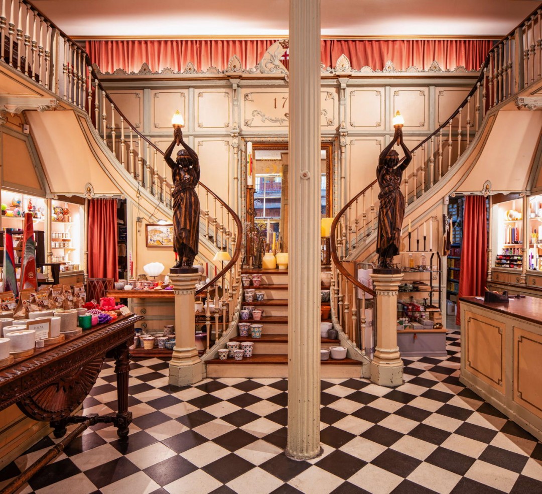 Cereria Subira Barcellona negozio con interni ottocenteschi originali
