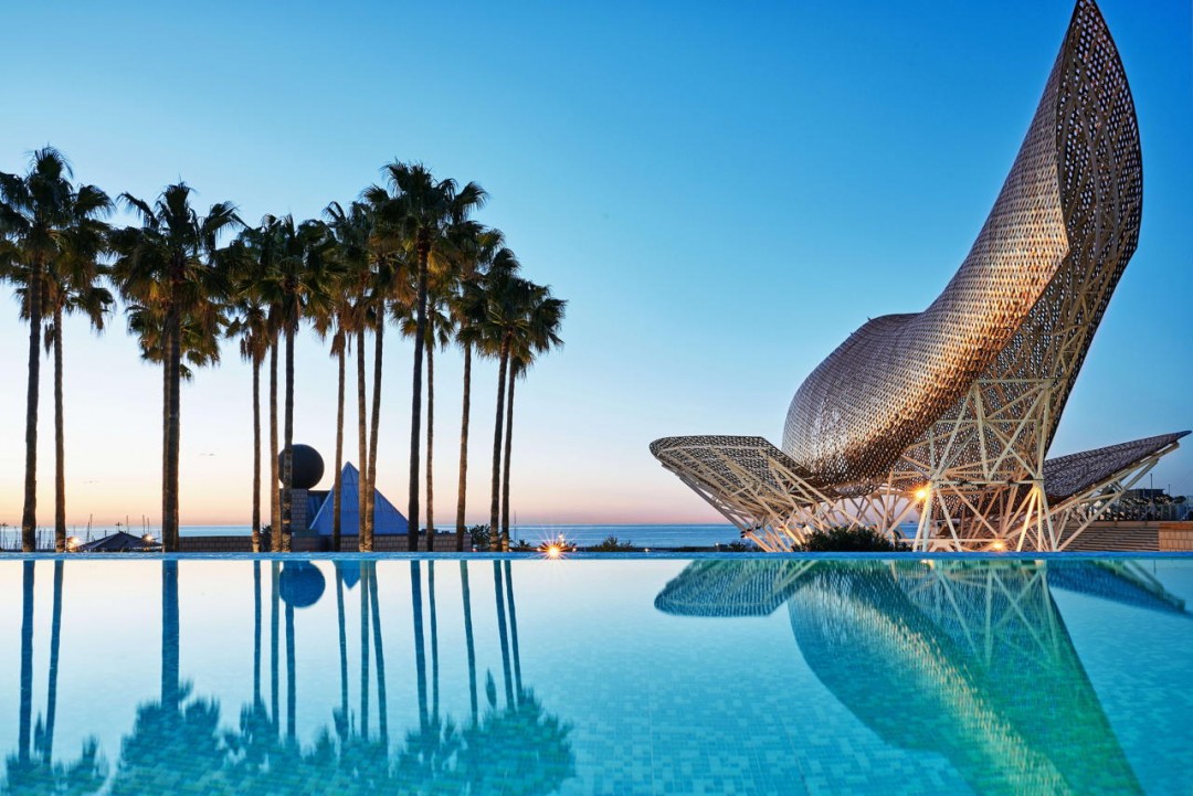 Hotel Arts Barcellona a forma di pesce opera architetto americano Frank O Gehry