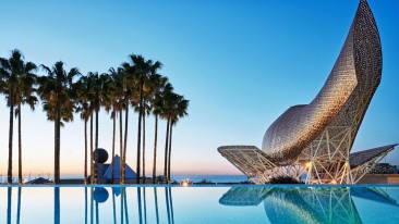 Hotel Arts Barcellona a forma di pesce opera architetto americano Frank O Gehry