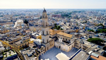 Piazza del Duomo di Lecce con il Campanile e il palazzo antico seminario capolavori del baarocco
