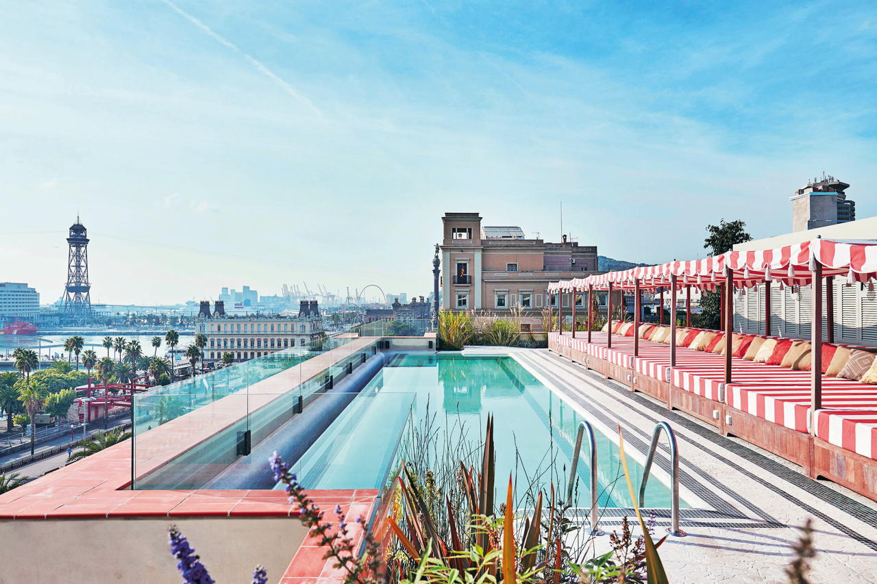 terrazza con piscina di Soho House hotel elegante del Barri Gotic barcellona