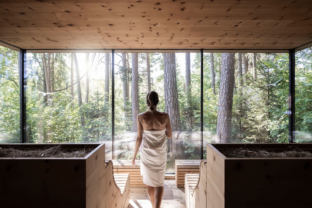 Il piacere di una sauna in mezzo al bosco all'ADLER Lodge RITTEN