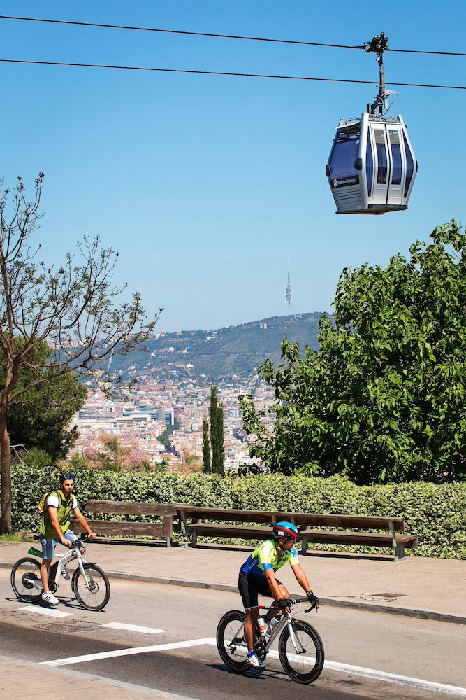 Ciclisti con la Telefèric di Montjuic