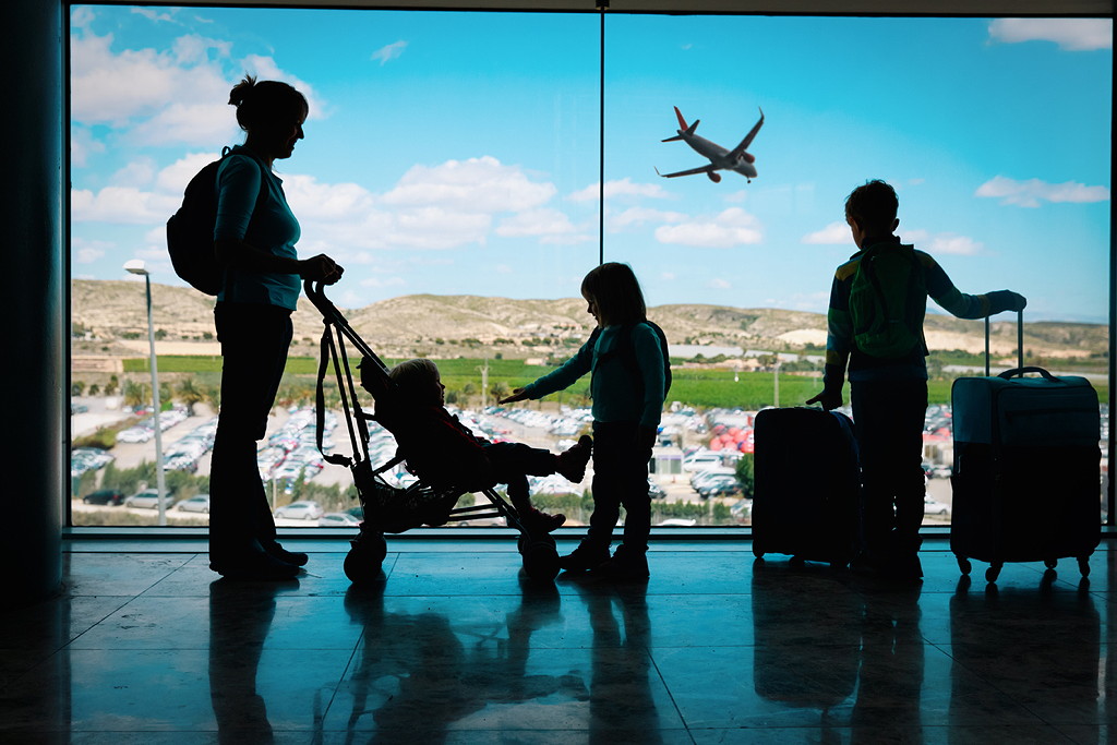 famiglia con bambini in aeroporto