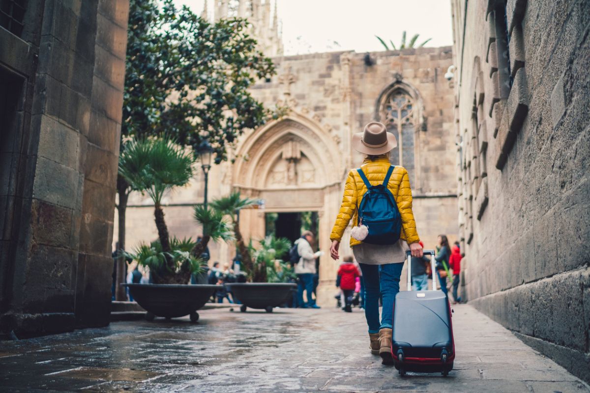 turista cammina per Barcellona con la valigia 