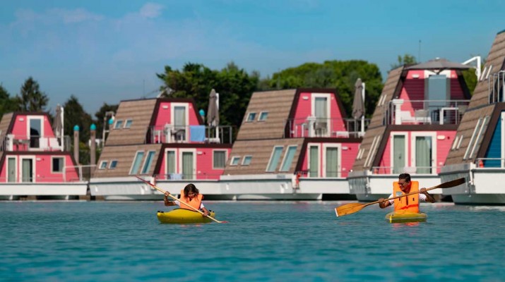 Foto Marina Azzurra Resort: un'oasi per vacanze in riva al fiume