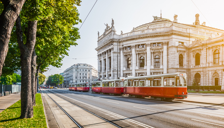 Ringstrasse con Burgtheater e tram all'alba a Vienna