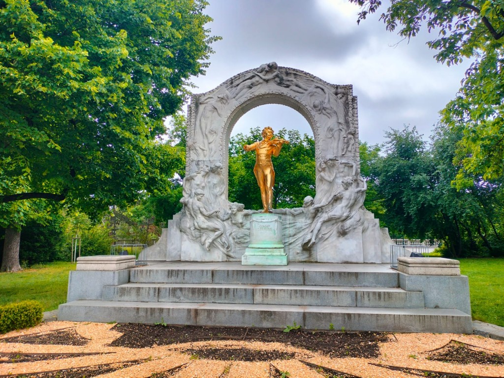 Statua dorata di di Johann Strauss a Stadtpark a Vienna