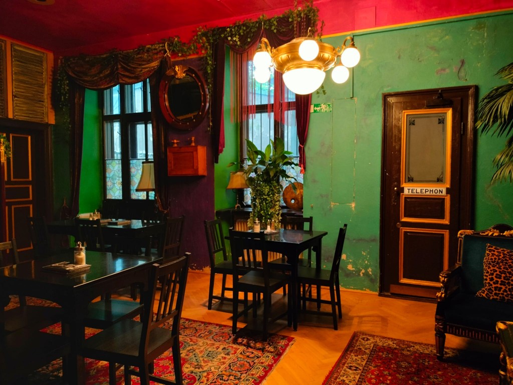 Sala interna del Café Goldegg a Vienna