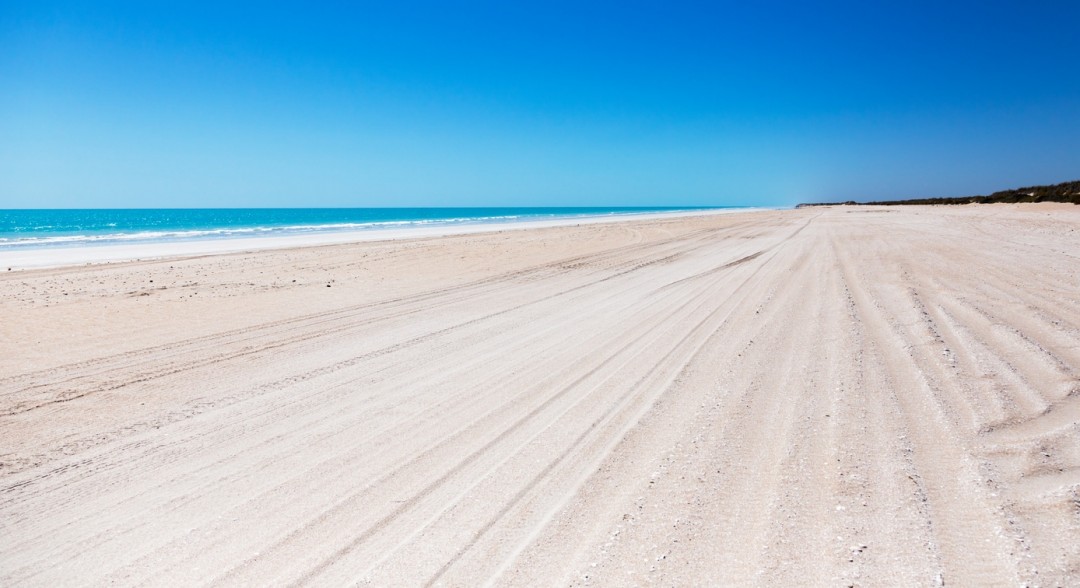 Eighty Mile Beach, Australia: 220 km