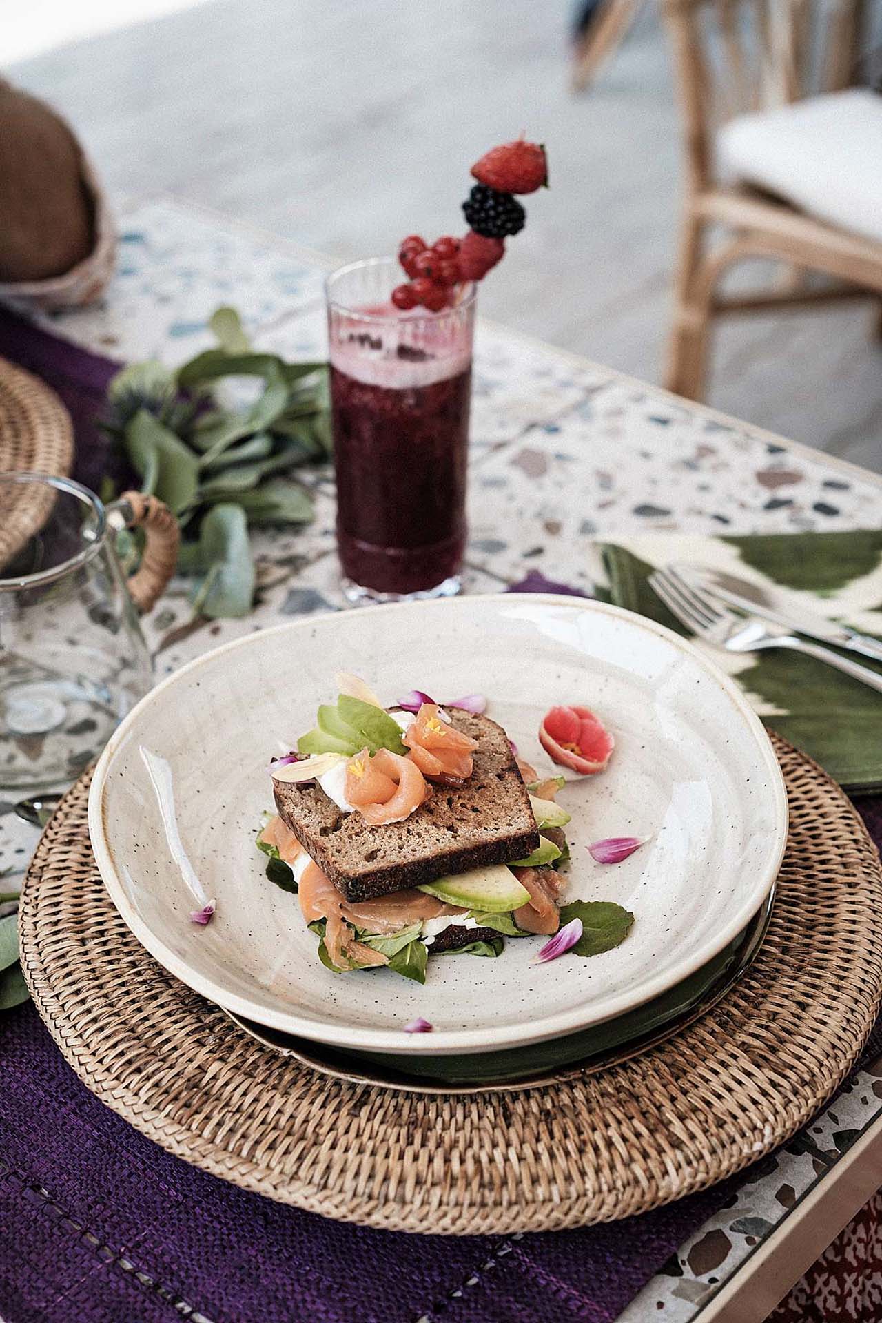 Sandwich con salmone e gamberetti al ristorante del Fantini Club di Cervia