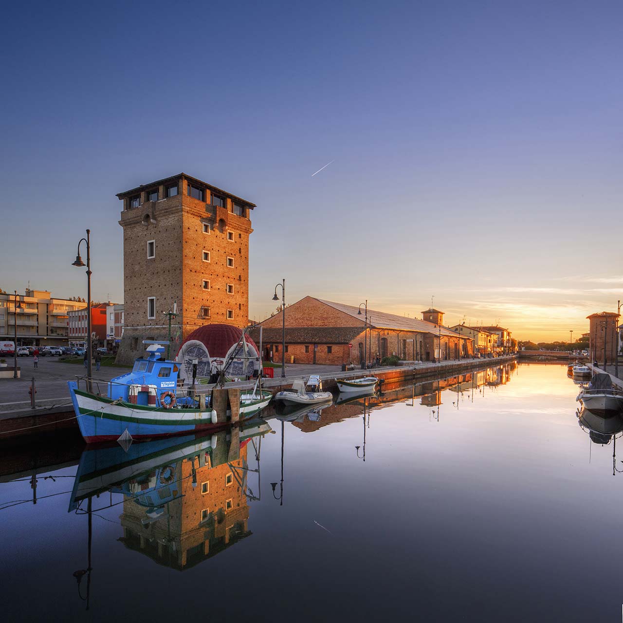 Torre di San Michele e il Museo del Sale di fronte al Porto canale di Cervia