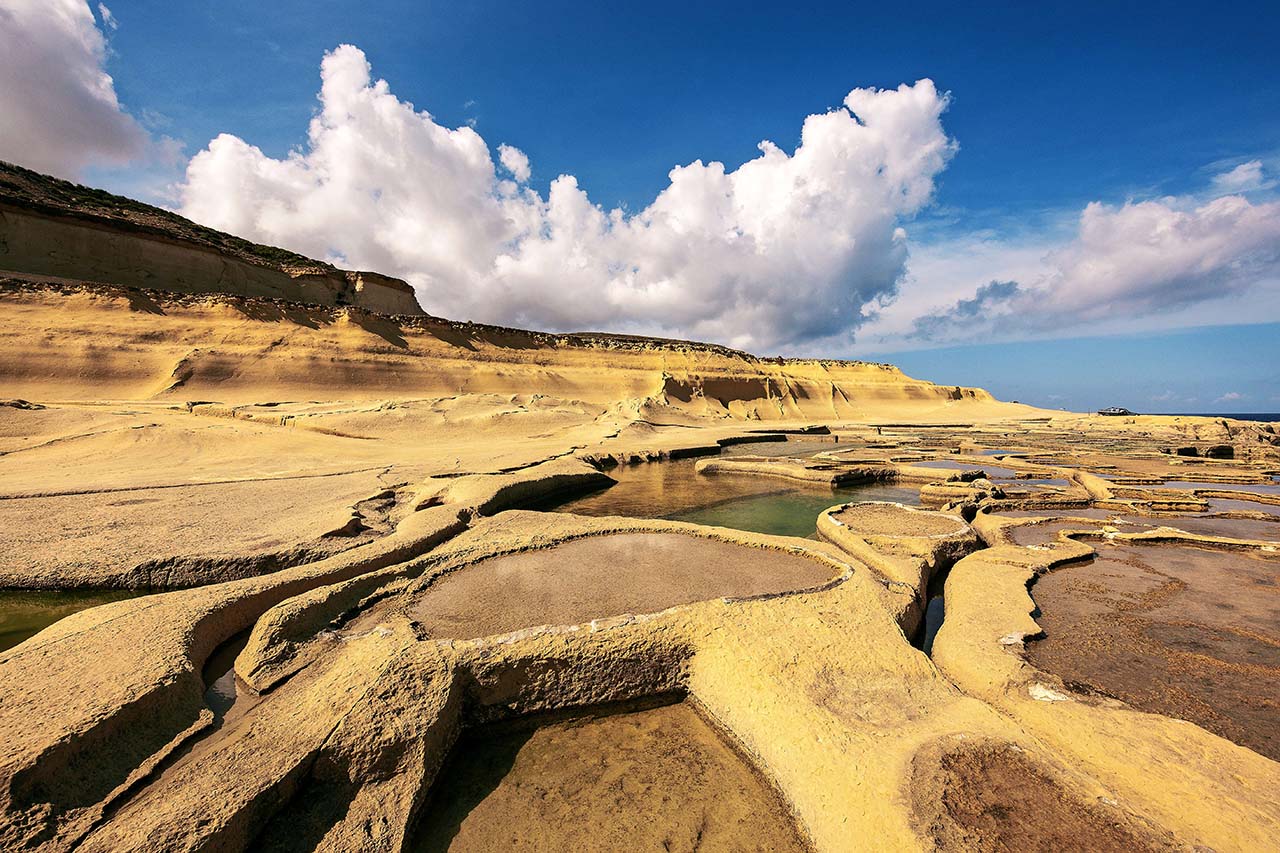 Gozo antiche saline di Xwejni vicino a Marsalforn