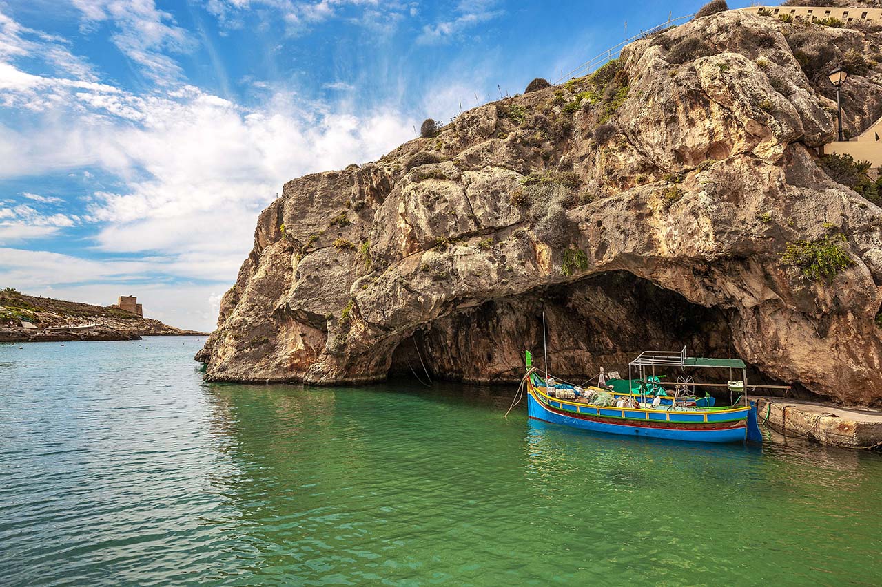 Gozo porto di pescatori nella baia di Xlendi