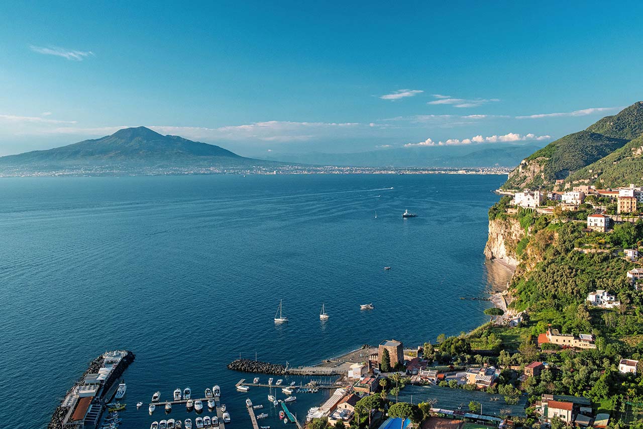 Vico Equense con il Vesuvio sullo sfondo