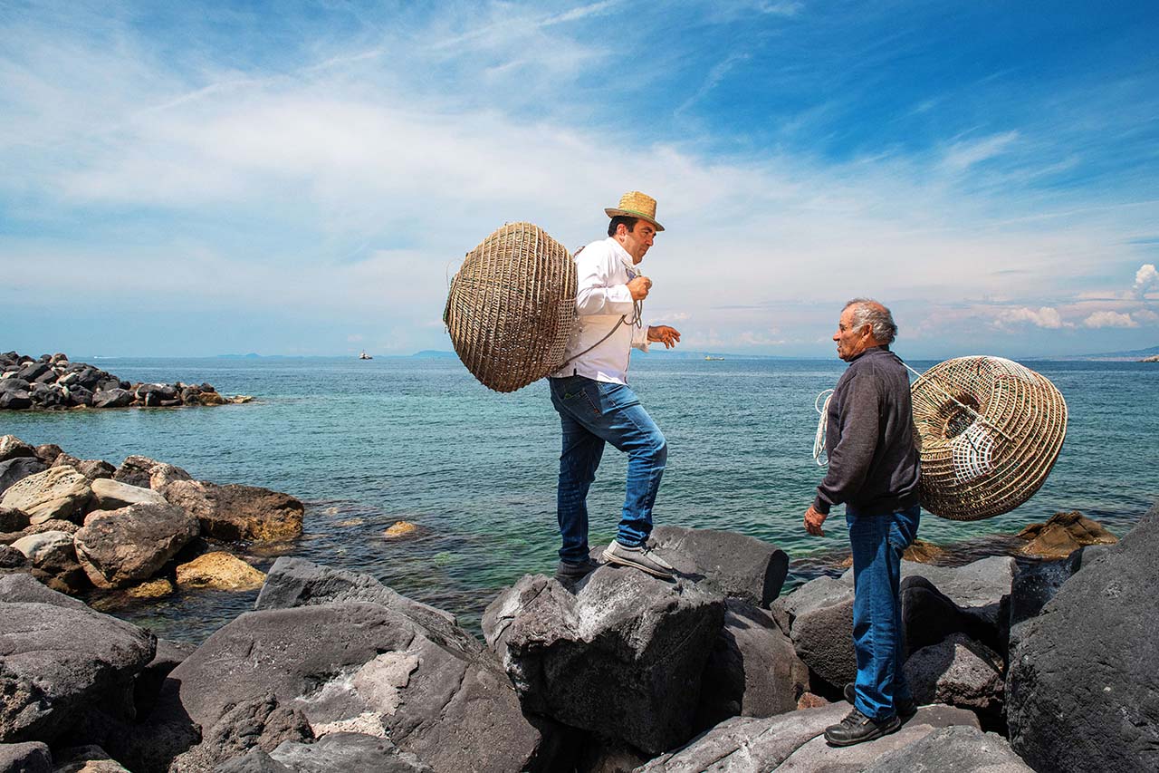 Mimmo de Gregorio e Salvatore Amorusu artigiano che produce le nasse utilizzate per la pesca del gamberetto a Marina della Lobra