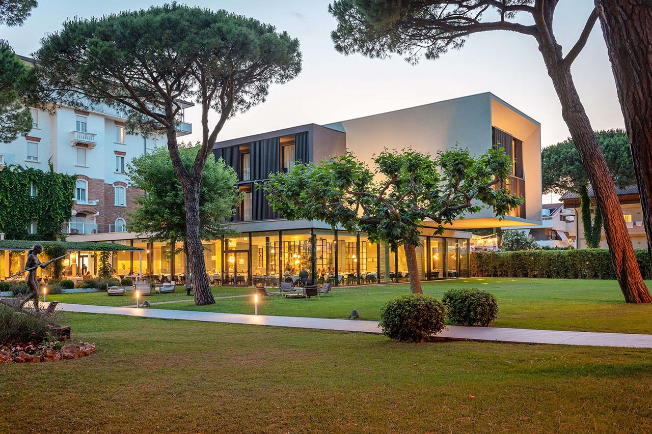 giardino e ristorante del Mare Pineta Resort a Milano Marittima