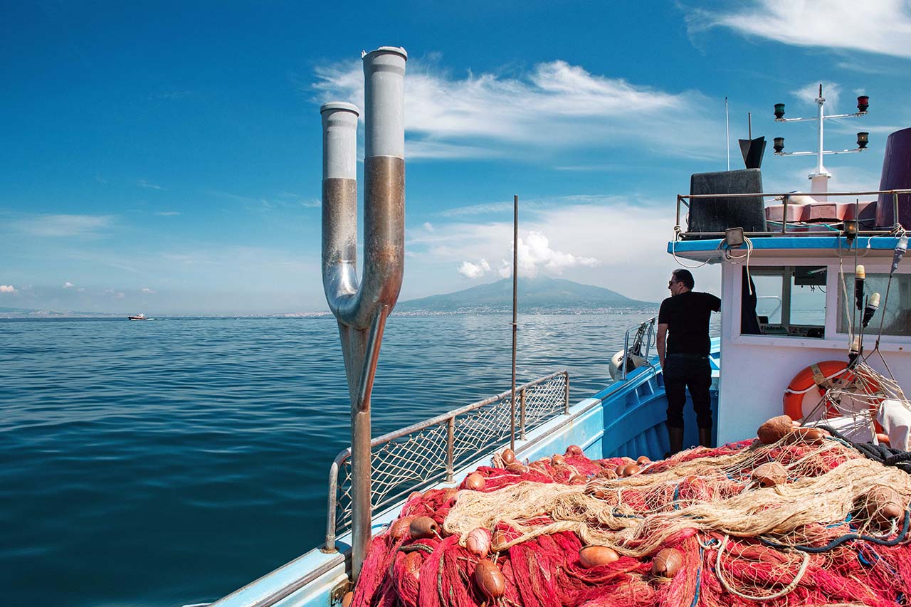 Marcello Staiano pescatore a bordo della sua imbarcazione