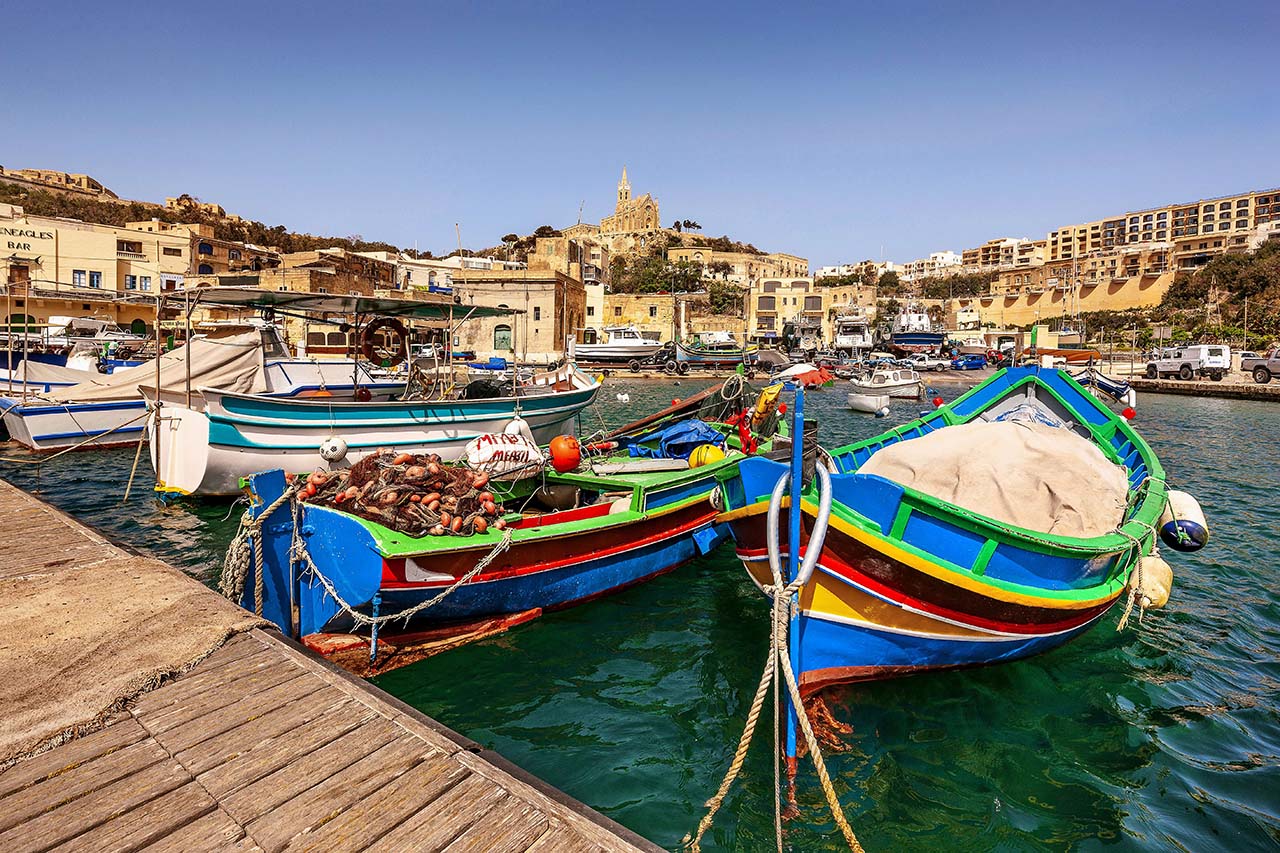 Gozo barche tipiche dei pescatori nel porto di Mgarr