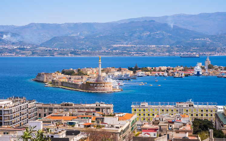 Panoramica sul porto della città di Messina, Sicilia